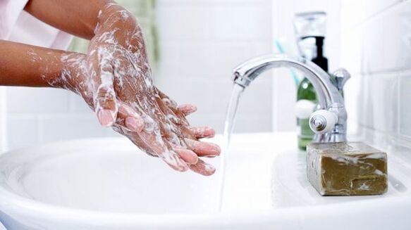 rankų plovimas, kad išvengtumėte kirminų